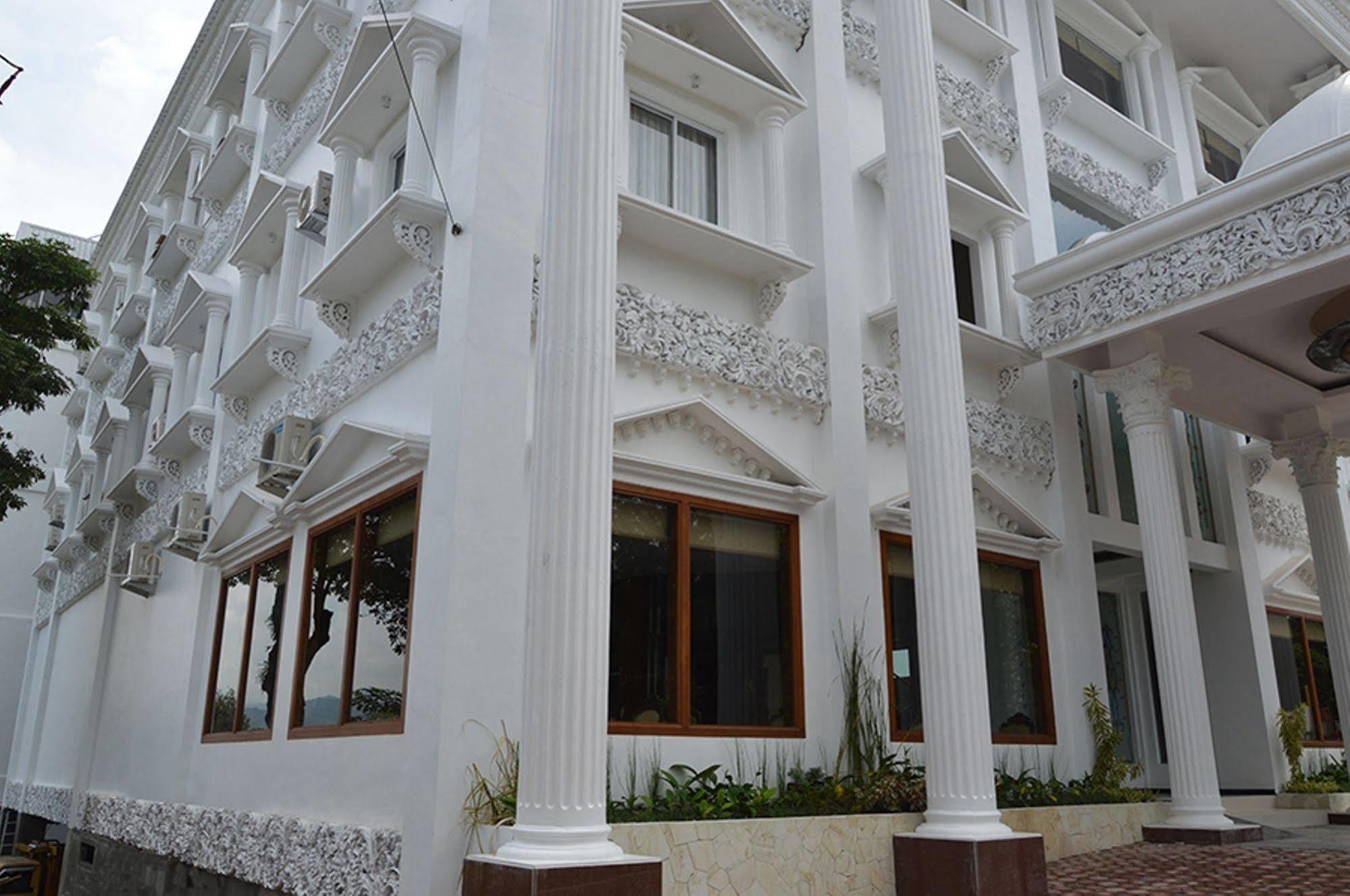 Hotel Safira Magelang Zewnętrze zdjęcie